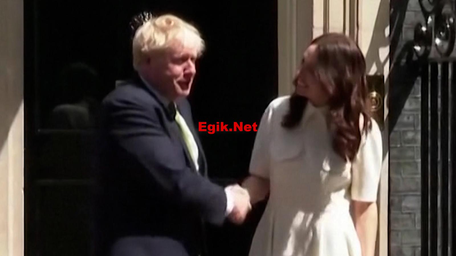 Boris Johnson’ın Yeni Zelandalı mevkidaşı Jacinda Ardern ile tokalaşması viral oldu! ”Az kalsın elini kaybedecekti”