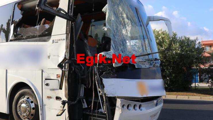 Alanya'da tur otobüsü yolcu indiren servise çarptı