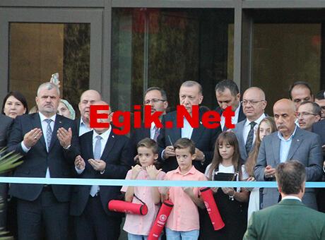 Cumhurbaşkanı Erdoğan, Manisa Büyükşehir Belediyesinin açılışını gerçekleştirdi