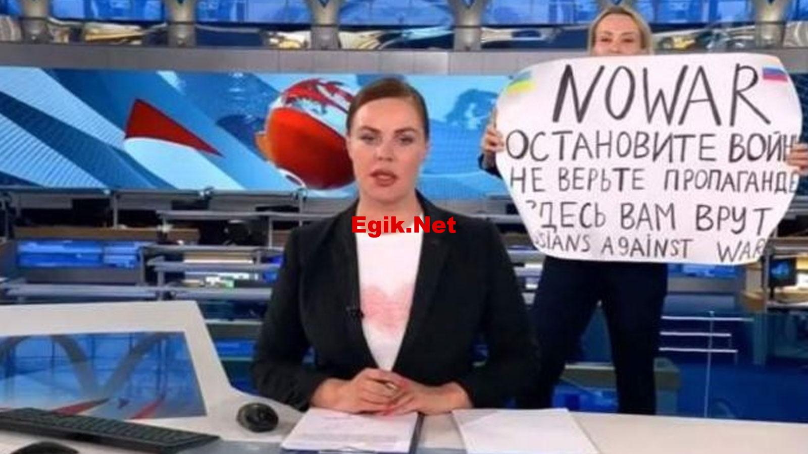 Rus devlet televizyonunda savaş karşıtı pankart açarak dünyanın gündemine oturan editör, ev hapsine çarptırıldı