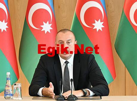 Aliyev, Macron ile Ermenistan sınırındaki çatışmaları görüştü