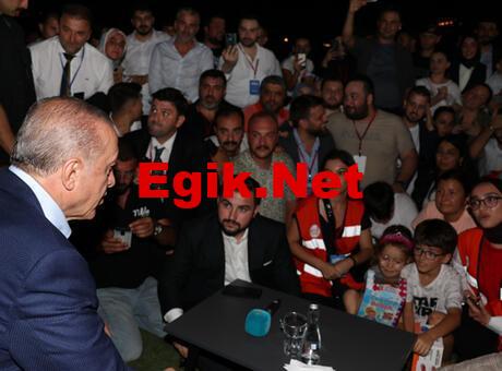 Cumhurbaşkanı Erdoğan, gençlerin çay davetini kırmadı