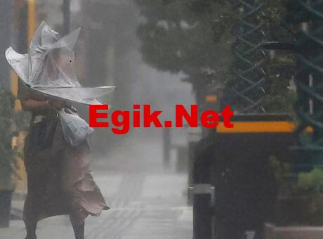 Japonya’da tren istasyonlarını su bastı