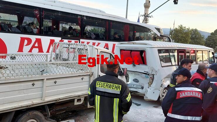Kamyonet, kırmızı ışıkta bekleyen servis minibüsüne çarptı: 1 ölü, 6 yaralı