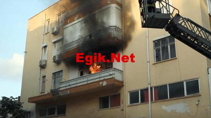 Sinir krizi geçirince balkonu yaktı, eşyaları sokağa fırlattı