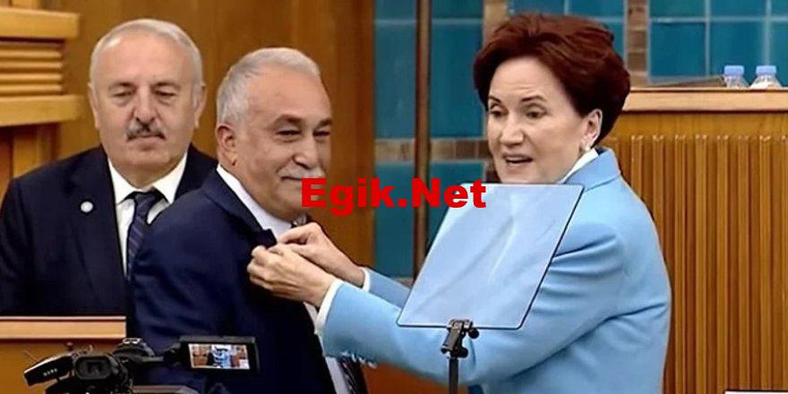 AKP üyelğinden istifa eden Ahmet Eşref Fakıbaba, rozetini bugün Meral Akşener taktı