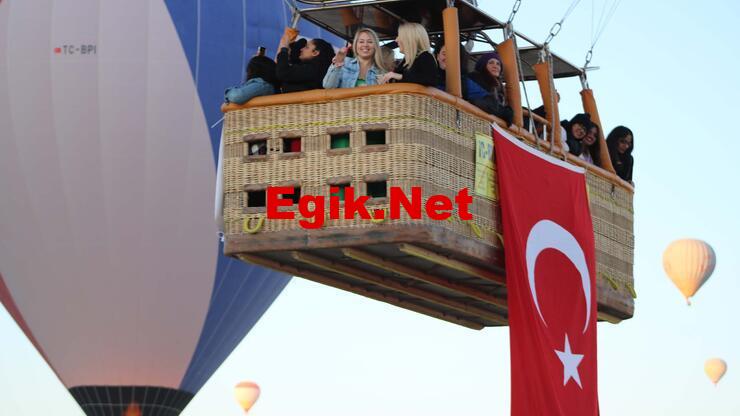 Kapadokya'da balonlar, Türk bayrağı ve Atatürk posterleri ile havalandı