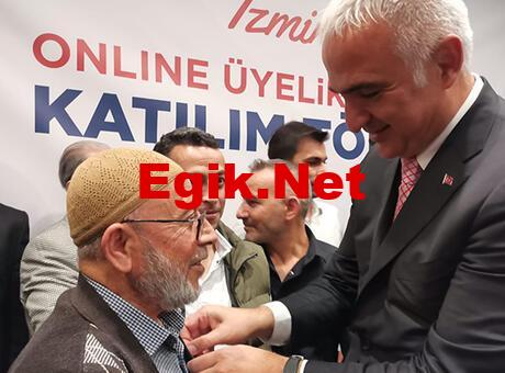 Bakan Ersoy, İzmir’de AK Parti’ye katılanlara rozet taktı