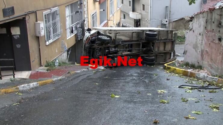 Beyoğlu'nda yokuş aşağı kayan kamyon binaya çarptı