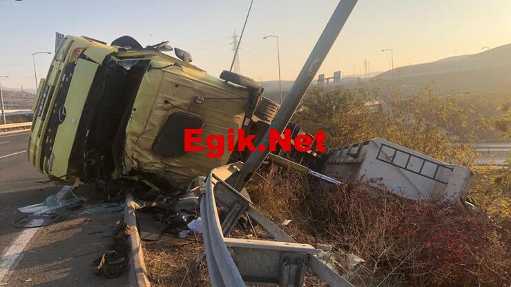 Bursa'da TIR devrildi; 2 ölü