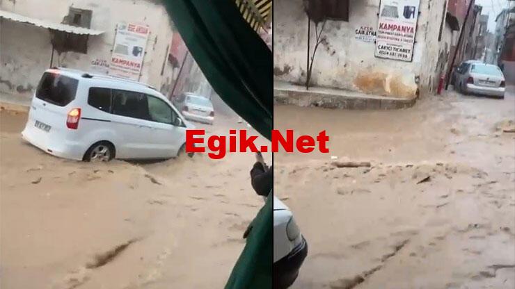 Son dakika… İzmir'i sağanak vurdu: Cadde göle döndü