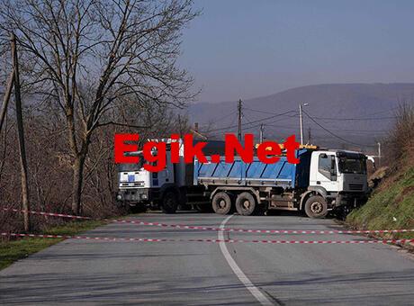 Kosovalı Sırplar kamyonlarla yolu kapattı