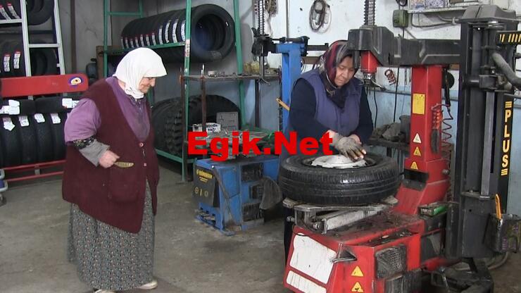 Lastik tamircisi Vesile Nine işini gelinine devretti