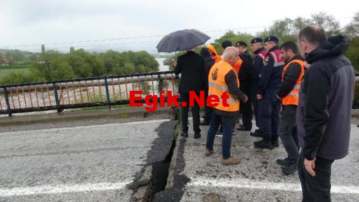 Balıkesir’deki selde, köprüde çökme oldu