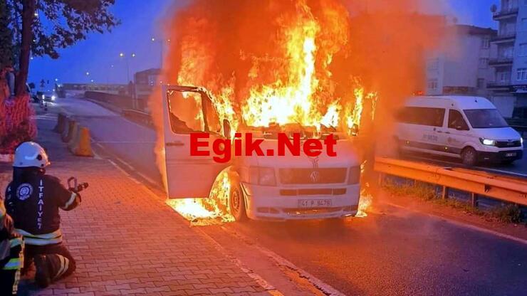 Servis minibüsü alev alev yandı