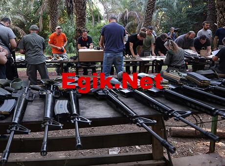 SON DAKİKA: İsrail ordusu imza karşılığı silah dağıtıyor! Şok fotoğraflar