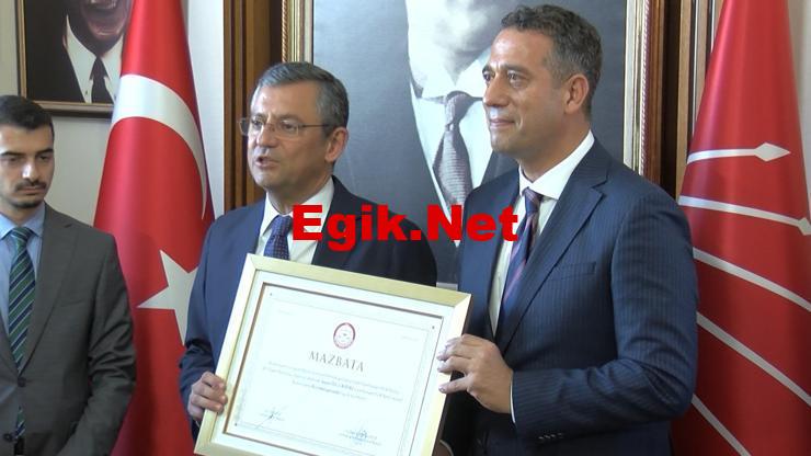 Özgür Özel mazbatasını aldı