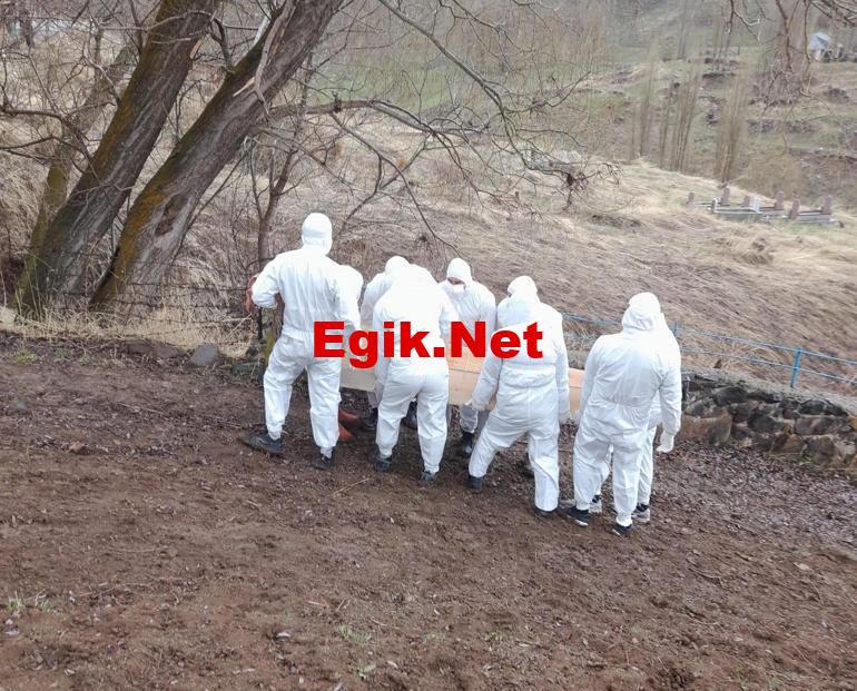 Kâbus geri döndü! Mahalleli özel giysi giyerek toprağa verdi…