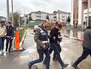 Bartın’da kendilerini polis olarak tanıtıp dolandırıcılık yapan 2 şüpheli yakalandı