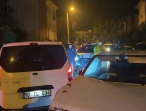 ‘Dur’ ihtarına uymayan alkollü sürücünün kullandığı otomobil, 2’si polis 3 araca çarptı
