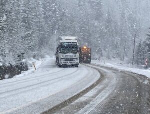 İstanbul’a sadece 120 kilometre: Kar küreme araçları girdi, tuzlama yapıldı