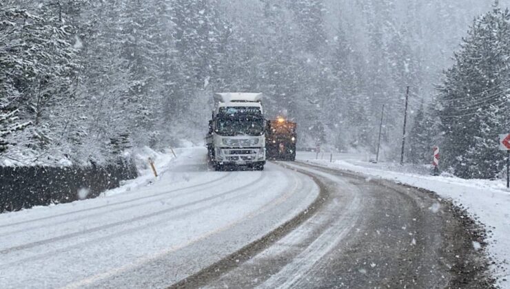 İstanbul’a sadece 120 kilometre: Kar küreme araçları girdi, tuzlama yapıldı