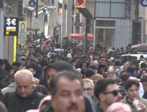 Yeni yıla saatler kala Taksim’e akın ettiler