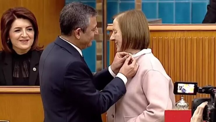 AK Partili eski bakan Selma Aliye Kavaf, CHP rozeti taktı