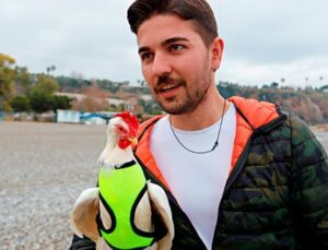 Antalyalı genç ile tavuğun ilginç hikayesi: Olmadık bir yerde bulunca sahiplendi | Görenler fotoğraf çektirmek için yanına geliyor