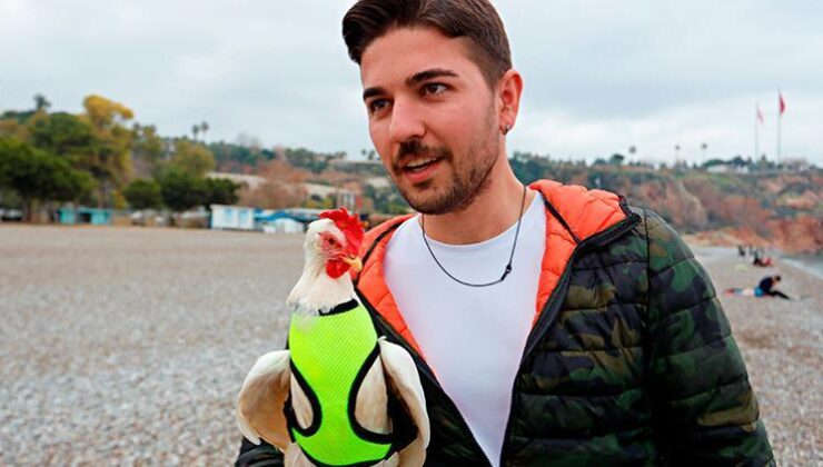 Antalyalı genç ile tavuğun ilginç hikayesi: Olmadık bir yerde bulunca sahiplendi | Görenler fotoğraf çektirmek için yanına geliyor