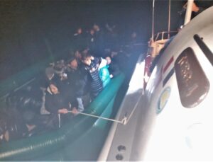 İzmir’de Çeşme açıklarında 45 kaçak göçmen kurtarıldı