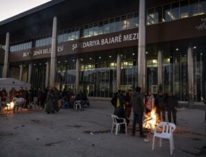 Van Büyükşehir Belediyesi Önündeki Nöbet Eylemi: Soğuk Havaya Rağmen Devam Ediyor!
