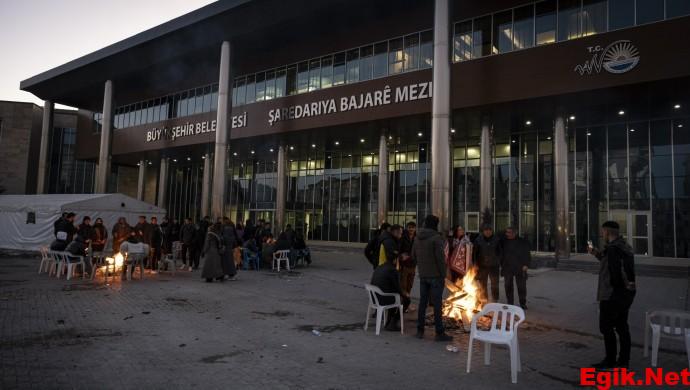 Van Büyükşehir Belediyesi Önündeki Nöbet Eylemi: Soğuk Havaya Rağmen Devam Ediyor!