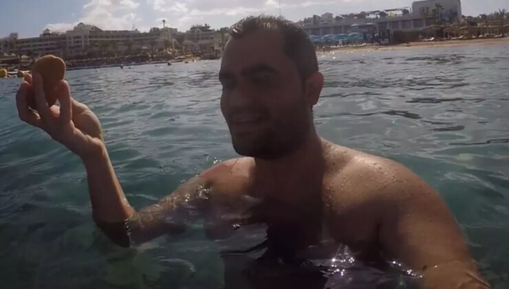 Alanya’nın meşhur S pastasını Kızıldeniz’deki balıklara ikram etti