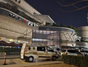 Gece AVM’ye girip kuyumcuyu soydu! Kilolarca altınla kaçtı!