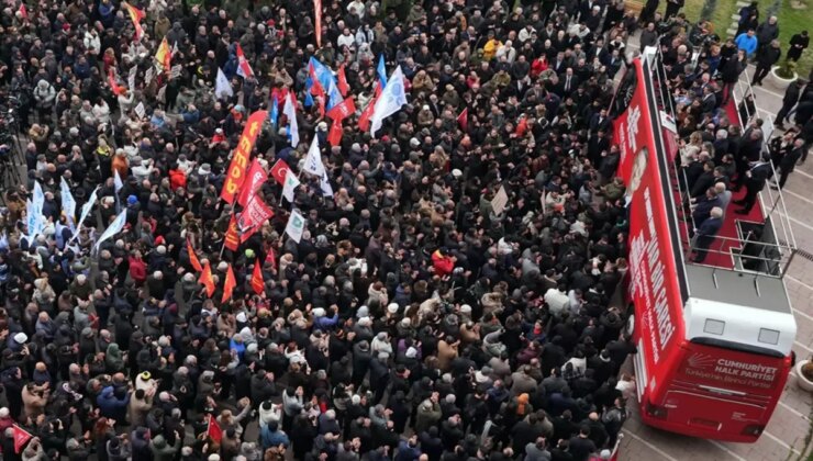 CHP Genel Merkezi’nde “demokrasi nöbeti”: Yol arkadaşlarımızı yedirtmeyiz