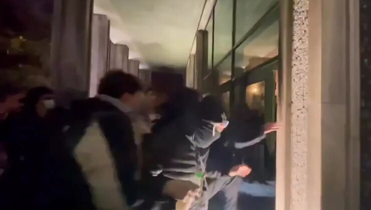 Saraçhane’deki protestocular İBB binasının cam ve kapılarını kırıp içeri girdi