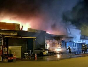 Borcunu ödemediği iddiasıyla hırdavatçının dükkanını benzin döküp, ateşe verdiler