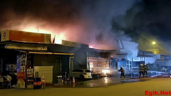 Borcunu ödemediği iddiasıyla hırdavatçının dükkanını benzin döküp, ateşe verdiler
