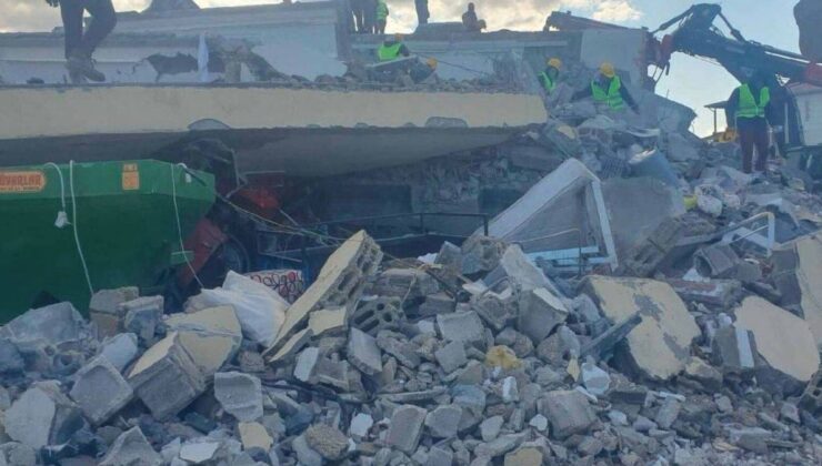 Depremde 19 kişi hayatını kaybetmişti: ‘Ben millete hizmet ettim’ diyen Akar Apartmanı davasında şantiye şefine tahliye!