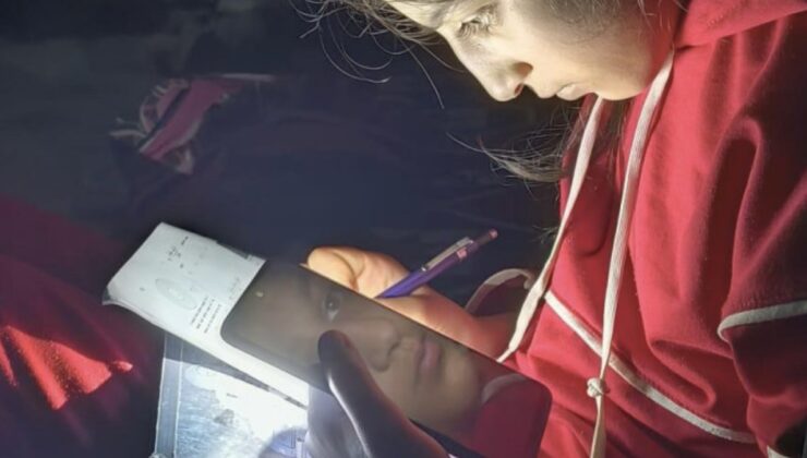 Elektriğe hasret şehir: Öğrenciler mum ışığında ders çalışıyor