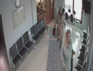 Otobüste unutulan altın dolu çantayı sahibine teslim etti