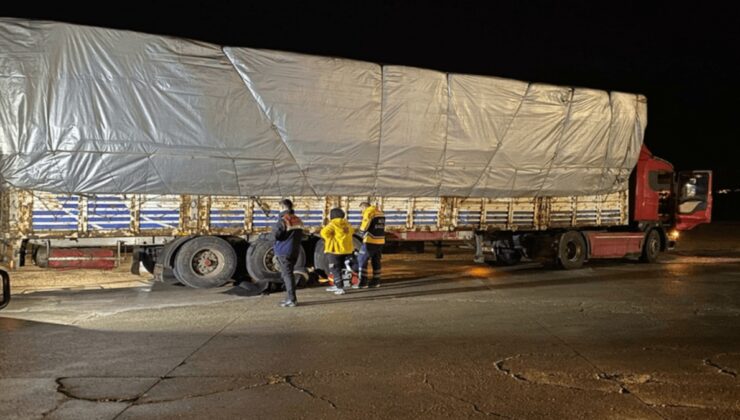 Tamir etmeye çalıştığı TIR’ın altında kalıp can verdi