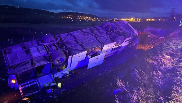 Yolcu otobüsü devrildi: Ölü ve çok sayıda yaralı var