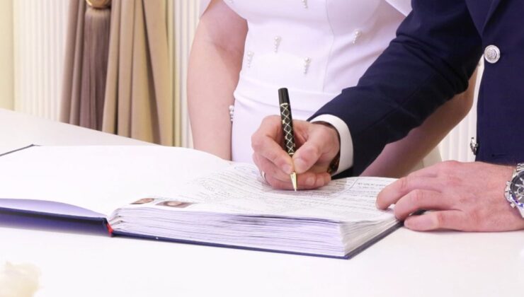 13 ay boyunca bugünü bekleyip nikah masasına oturdular