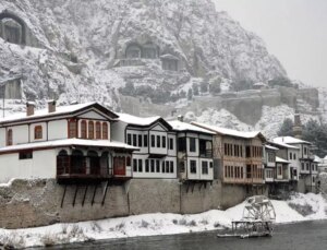 Amasya’da bahar ortasında kar sürprizi