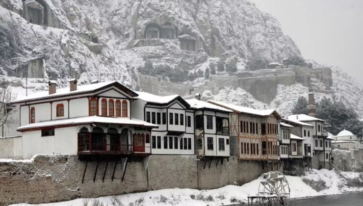 Amasya’da bahar ortasında kar sürprizi