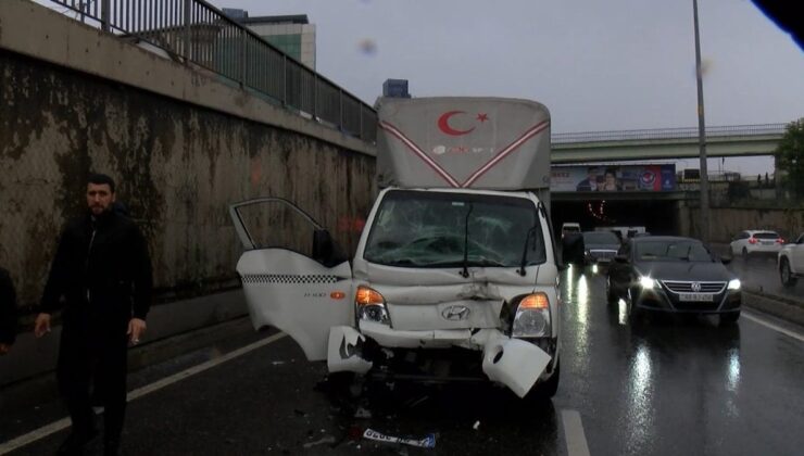 Beykoz’da arızalanan araca kamyonet çarptı; 2 yaralı