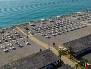 Bodrum Yalıkavak’ta lüksün ortasında halk plajı