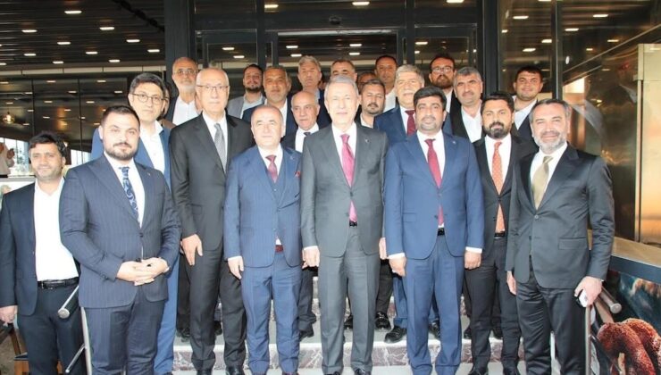 Devletin valisi, partinin neferi gibi: Hulusi Akar’ı AKP’lilerle birlikte uğurladı